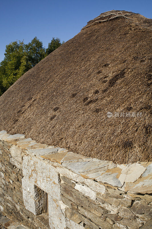 Pedrafita do Cebreiro中的“Palloza”(Lugo, Spain)。